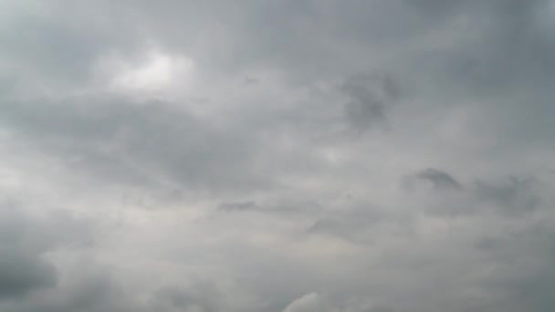 Lindas nuvens dramáticas se movem rapidamente no céu — Vídeo de Stock