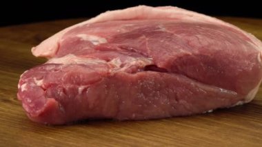 Tahta bir yüzeyde çiğ domuz eti.
