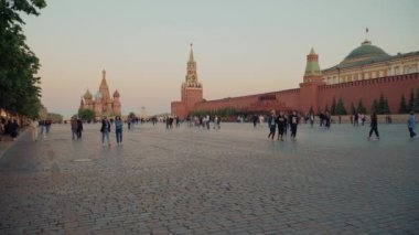 Moskova, Rusya - 2 Haziran 2021: İnsanlar Kızıl Meydan boyunca yürüyor.