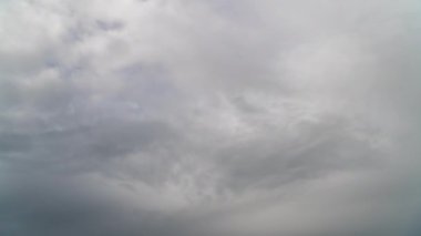Bulutlar gökyüzünde hızla hareket ediyor.
