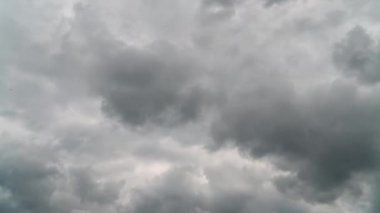 Gökyüzünde hızla hareket eden güzel dramatik bulutlar