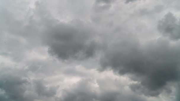 Belle nuvole drammatiche si muovono veloci nel cielo — Video Stock