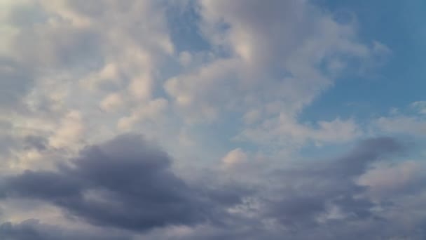Mooie dramatische wolken bewegen snel in de lucht — Stockvideo