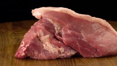 Tahta bir yüzeyde çiğ domuz eti.