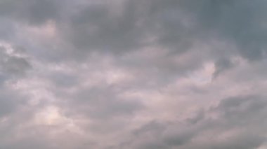 Gökyüzünde hızla hareket eden güzel dramatik bulutlar