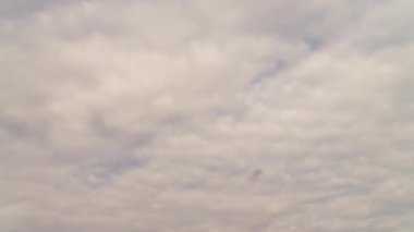 Gökyüzünde hızlı hareket eden bulutlar. Zaman Uygulaması