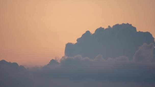 Быстрые движущиеся облака в вечернем небе. Timelapse — стоковое видео