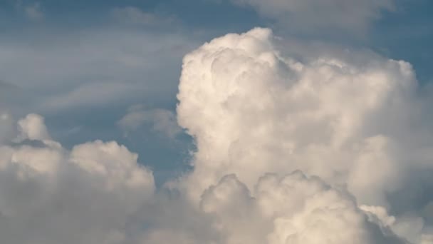 Nubes que se mueven rápidamente en el cielo. Cronograma — Vídeo de stock