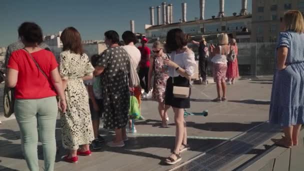 Moskwa, Rosja - 17 czerwca 2021: Ludzie chodzą po parku Zaryadye. — Wideo stockowe