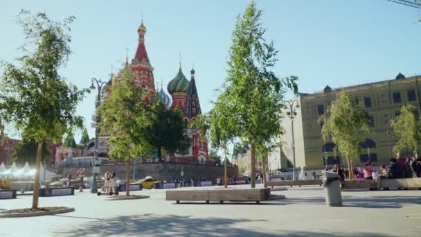 Moskova, Rusya - 17 Haziran 2021: Zaryadye Parkı 'nda insanlar yürüyor. — Stok video