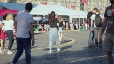 Moskova, Rusya - 17 Haziran 2021: Sıcak bir yaz gününde insanlar Kızıl Meydan 'da yürüyor