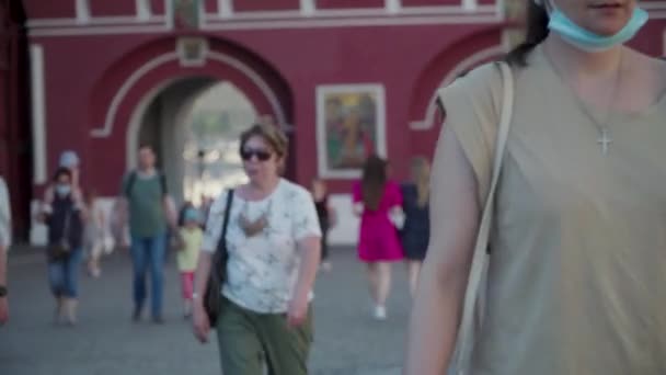 Mosca, Russia - 17 giugno 2021: la gente cammina sulla Piazza Rossa in una calda giornata estiva — Video Stock