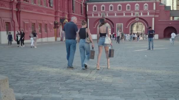 Moskou, Rusland - 17 juni 2021: Mensen lopen op het Rode Plein op een warme zomerdag — Stockvideo