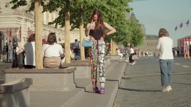 Moscú, Rusia - 17 de junio de 2021: La gente camina por la Plaza Roja en un cálido día de verano — Vídeos de Stock