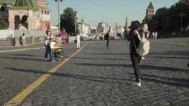 Moskova, Rusya - 17 Haziran 2021: Sıcak bir yaz gününde insanlar Kızıl Meydan 'da yürüyor