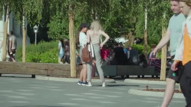 러시아 모스크바 - 2021 년 6 월 17 일: 사라야예 공원에서 걷는 사람들. — 비디오