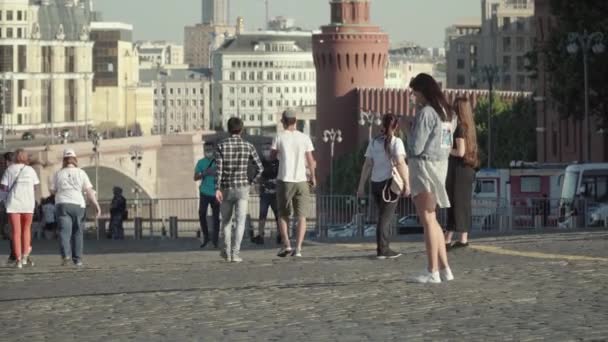 Moscú, Rusia - 17 de junio de 2021: La gente camina por la Plaza Roja en un cálido día de verano — Vídeos de Stock