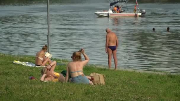 Moskau, Russland - 21. Juni 2021: Menschen sonnen sich am Strand — Stockvideo