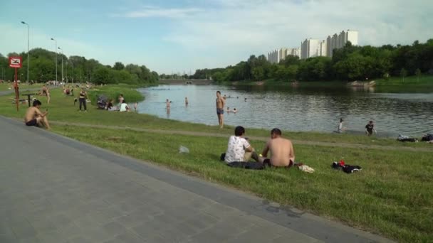 Moskou, Rusland - 21 juni 2021: Mensen zonnebaden op het strand — Stockvideo