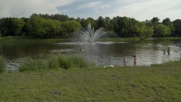 Moscou, Russie - 21 juin 2021 : Bain de soleil sur la plage — Video