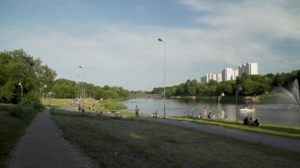 Moskou, Rusland - 21 juni 2021: Mensen zonnebaden op het strand — Stockvideo