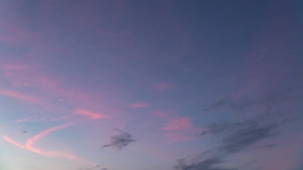 Snelle bewegende wolken aan de avondhemel. Tijdsverloop — Stockvideo