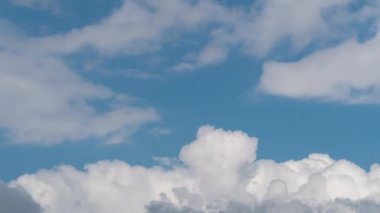 Gökyüzünde hızlı hareket eden bulutlar. Zaman Uygulaması.