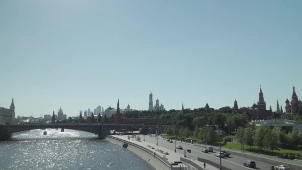 View of the Moscow Kremlin with the river and the embankment. — Stock Video