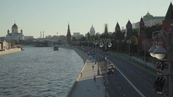 Вид на Москву Кремль з річкою та насипом.. — стокове відео