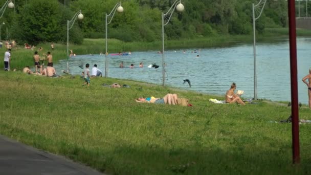 Moscú, Rusia - 21 de junio de 2021: La gente toma el sol en la playa — Vídeos de Stock