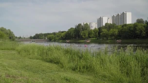 Moskva, Rusland 21 juni 2021: Folk solbade på stranden – Stock-video