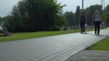 Moskova, Rusya - 21 Haziran 2021: İnsanlar plajda güneşleniyor