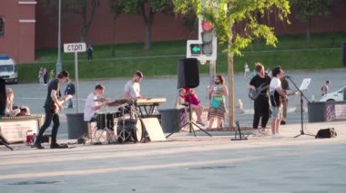 Moskova, Rusya - 17 Haziran 2021: Zaryadye Parkı 'nda insanlar yürüyor.