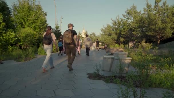 Moscú, Rusia - 17 de junio de 2021: La gente camina en el parque Zaryadye. — Vídeos de Stock