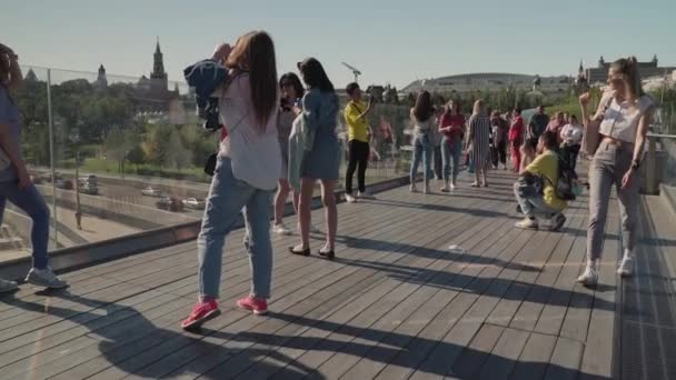 Moscou, Russie - 17 juin 2021 : Les gens marchent dans le parc Zaryadye. — Video