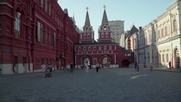 Moskova, Rusya - 17 Haziran 2021: Sıcak bir yaz gününde insanlar Kızıl Meydan 'da yürüyor — Stok video