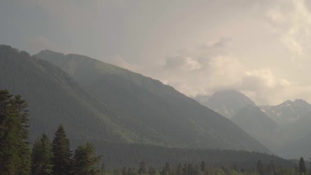 Güzel dağların panoramik manzarası ve gökyüzündeki bulutlar. — Stok video