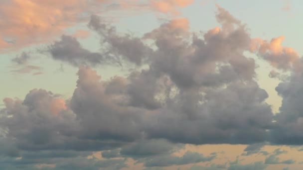 Cumulus clouds moving fast in the sunset sky — Stock video