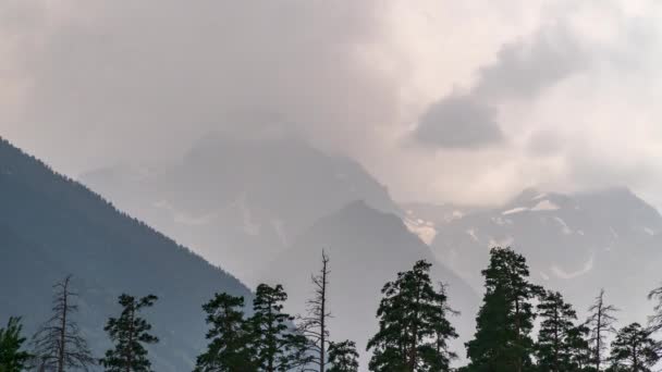 Berggipfel vor dem Hintergrund sich schnell bewegender Wolken. — Stockvideo