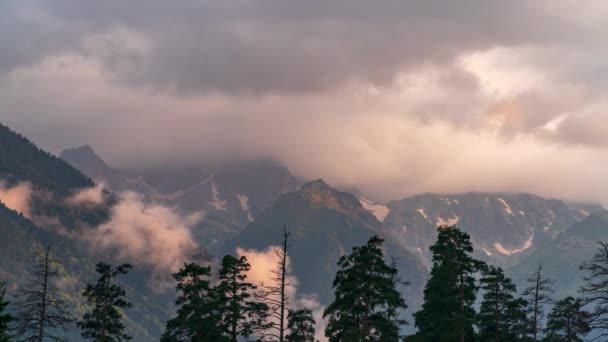 Picchi di montagna sullo sfondo di nuvole in rapido movimento. — Video Stock