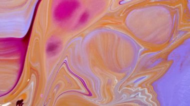 Çok renkli sıvı boyalar yavaş hareket eder..