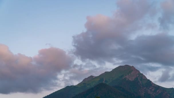 急速に移動する雲の背景に山のピーク. — ストック動画