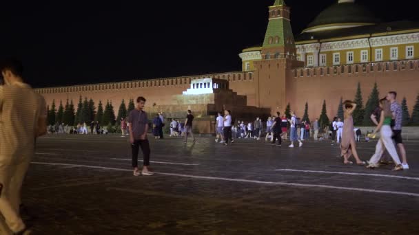 Moscou, Rússia - 2 de novembro de 2021: as pessoas caminham na Praça Vermelha em Moscou — Vídeo de Stock