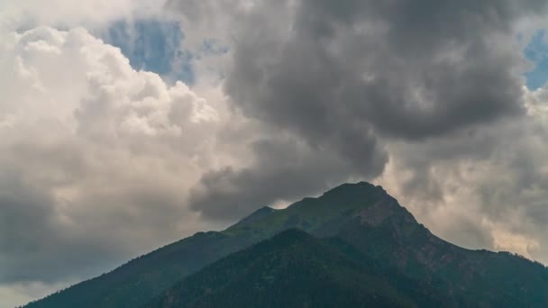 Picos de montanha contra o fundo de nuvens em movimento rápido. — Vídeo de Stock