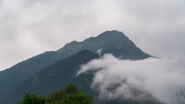 Picos de montanha contra o fundo de nuvens em movimento rápido. — Vídeo de Stock