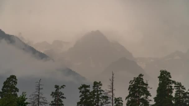 Sommets montagneux sur fond de nuages en mouvement rapide. — Video