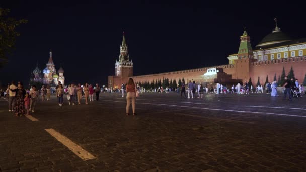 Moscú, Rusia - 2 de noviembre de 2021: La gente camina por la Plaza Roja en Moscú — Vídeo de stock