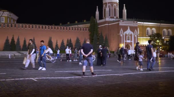 Moscú, Rusia - 2 de noviembre de 2021: La gente camina por la Plaza Roja en Moscú — Vídeo de stock