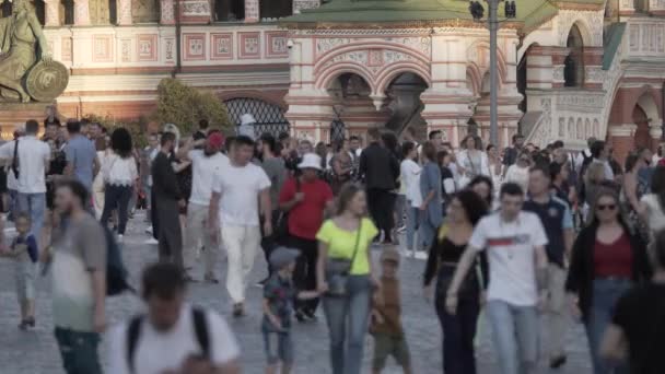 Paving stones on the square on which people are walking. — Vídeos de Stock