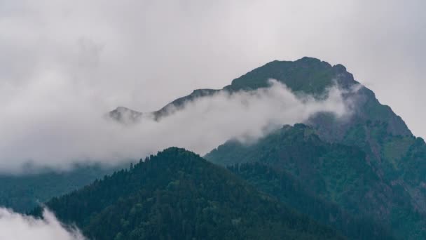 Bergtoppen tegen de achtergrond van snel bewegende wolken. — Stockvideo